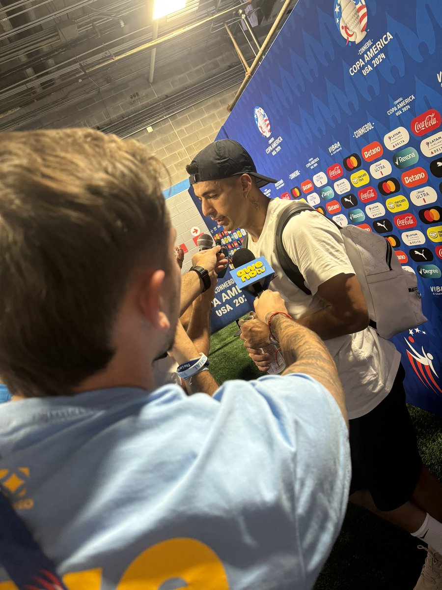 LE ACABO DE HACER UNA PREGUNTA AL MEJOR JUGADOR URUGUAYO DE LA HISTORIA EN ZONA MIXTA.

ES DE LOS DÍAS MÁS FELICES DE MI VIDA. 

GRACIAS LUIS. TE AMO.