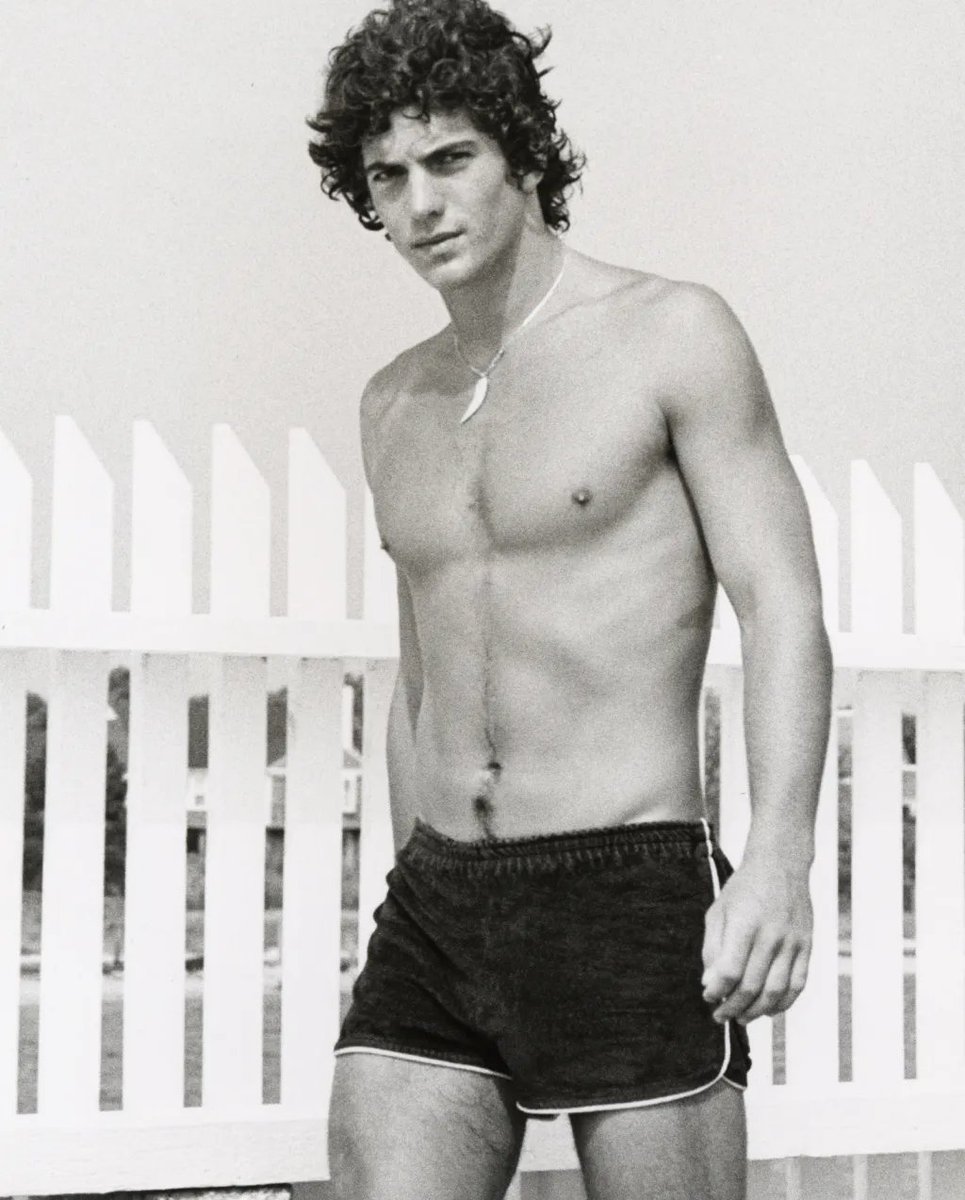notgwendalupe's tweet photo. John F. Kennedy Jr. at the beach, 1980 https://t.co/noqebXDlHW