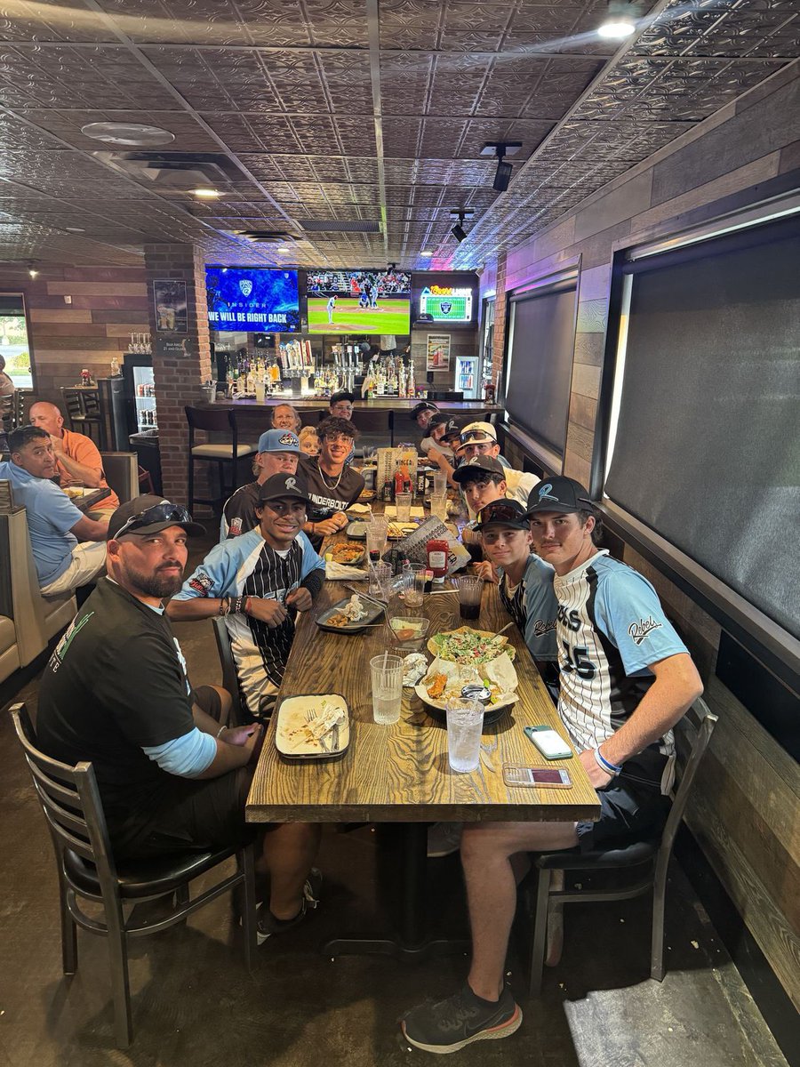 Rebels_vailaz's tweet photo. Pathway Utah tournament wrap up. Getting some nice dinner and ice cream!

#rebelsstrong https://t.co/q6peGgsUJ0