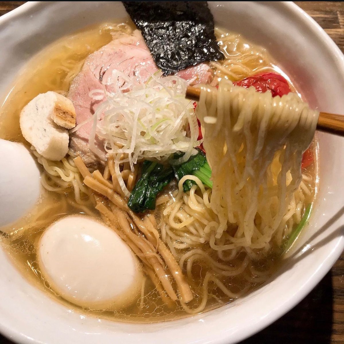 negitoro_27's tweet photo. 【RAMEN CiQUE】東京都杉並区阿佐ヶ谷南
・塩ラーメン ＋白味玉・焼きトマト

［スープ］鶏ガラ×魚介×野菜＋塩ダレ
［麺］細麺 全粒粉(菅野製麺)
［具材］豚肩ロース・煮玉子・メンマ・焼きトマト・海苔・麩・青菜

https://t.co/fEFm5735kH

 #RAMENCiQUE #ラーメン #らーめん #ramen #noodle https://t.co/oN8mcWK9KN