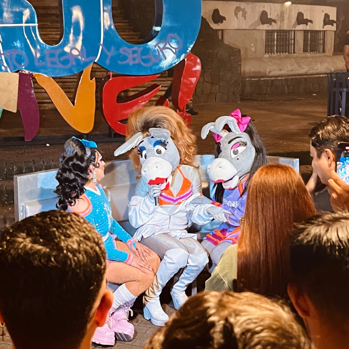 Jaguero92's tweet photo. Ok ver a @turbulencequeen y @burritaburrona haciendo un live en medio parque central de San José no estaba en mi bingo card de hoy #amponas #muyatunivel https://t.co/iID65P4Nrk