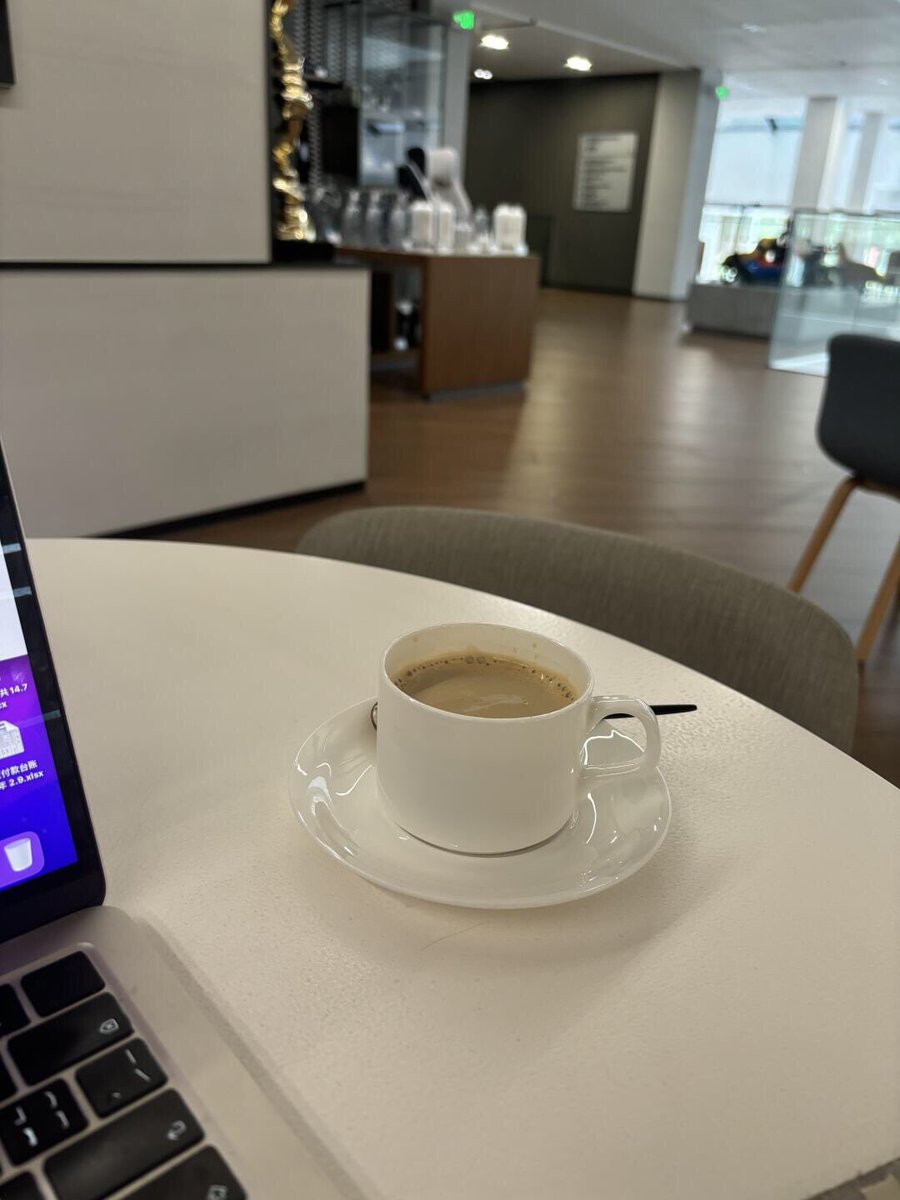 Mixue20Q's tweet photo. Drinking coffee while working in a coffee shop is also a pleasure. https://t.co/SavLzAKZ01