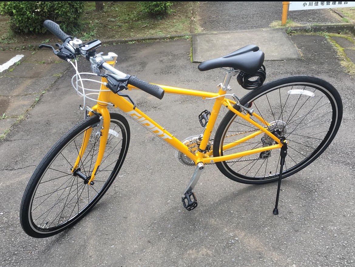 gattsuojisan's tweet photo. クロスバイク盗まれた（黄色の）😭代わりに別のパンクしたチャリ置いてってくれたっぽいわ💢このチャリ防犯登録番号が削られてるからこれも盗難車っぽいけど、、🚲先週修理とメンテナンスしたばっかりだったのにー‼️ https://t.co/M9J3p9J4n8