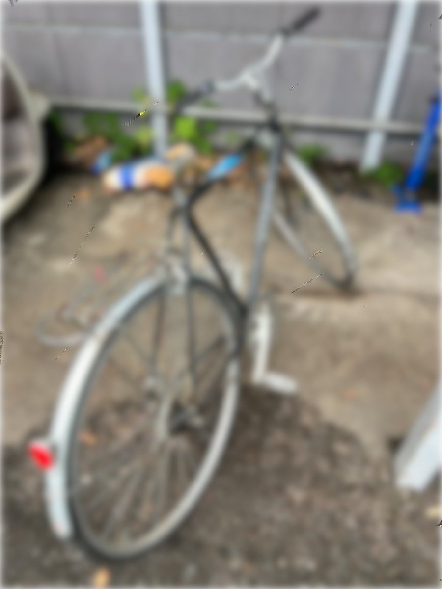 gattsuojisan's tweet photo. クロスバイク盗まれた（黄色の）😭代わりに別のパンクしたチャリ置いてってくれたっぽいわ💢このチャリ防犯登録番号が削られてるからこれも盗難車っぽいけど、、🚲先週修理とメンテナンスしたばっかりだったのにー‼️ https://t.co/M9J3p9J4n8