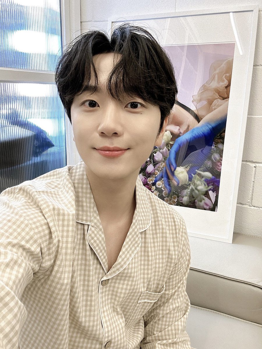 새삼 아 지짜 나 어쩌다가 포레를 좋아하게됏지? 하고 반문할때가 잇음.
근데 이게 주접이 아니라 약간 멀끔띠용해진 리얼 궁금증으로 스스로에게 물음
그럴땐 앨범을 봄

납득함
ㄴ 얼굴입덕 아니었는데
