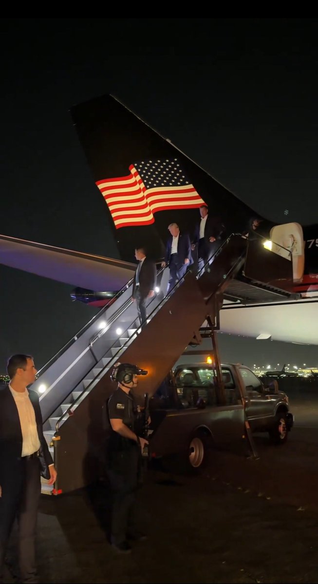 bawa726's tweet photo. Dude is perfectly fine walking like nothing happened. Maybe this is Trump’s plan to gain sympathy and votes. https://t.co/V06nwQxFLY