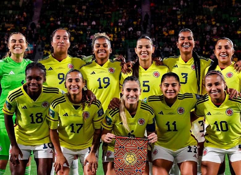 Vulvavoz's tweet photo. Pues ya que estamos de #CopaAmerica2024 vamos a recordarle un poco a los señores porque "la ilusión de un país" sigue significando la opresión de las mujeres y las niñas. A continuación, la situación de las futbolistas colombianas comparado con el equipo masculino: https://t.co/K3IIoOAX7W