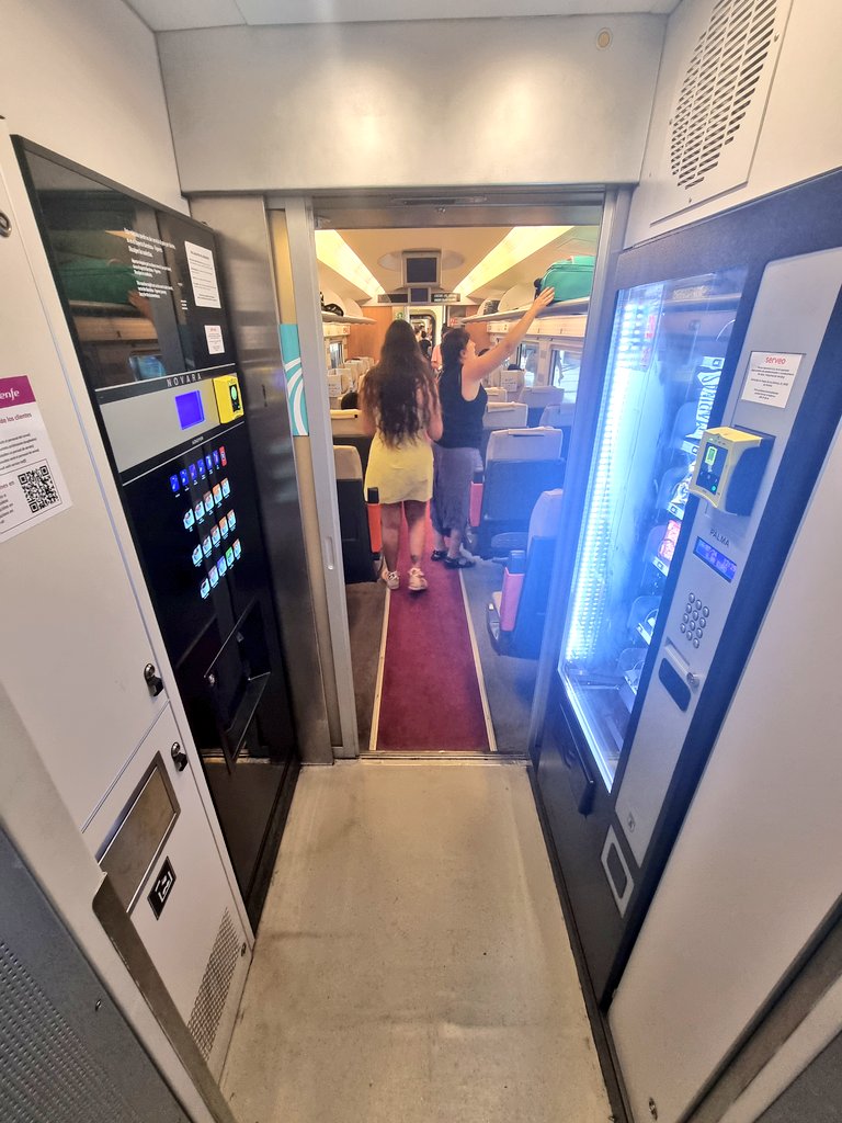 nonstopeurotrip's tweet photo. After 4 chill days in #Málaga ⛱️ I'm heading back to #Madrid 🇪🇸 on this @Avlorenfe low cost, 300km/h service & at €19 for 3 hours, I really can't complain! 🫡 These @TalgoGroup #S112 sets are great, if you avoid the ex-@_DiningCar & it's high windows 🙃 #Spain #NonstopEurotrip https://t.co/ungxmvjFKY