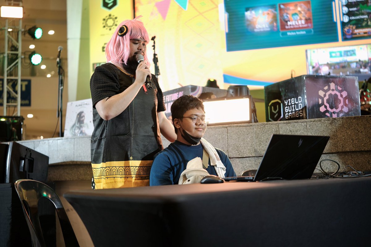 MFWCaravan's tweet image. INTERN HERE  Our #YGGRoadtripManila attendees are engaged in @PlanetMojoGames - Mojo Melee! Every move counts as @BigDaddyGMNG and @kobeph strategize their way to victory! 🔥