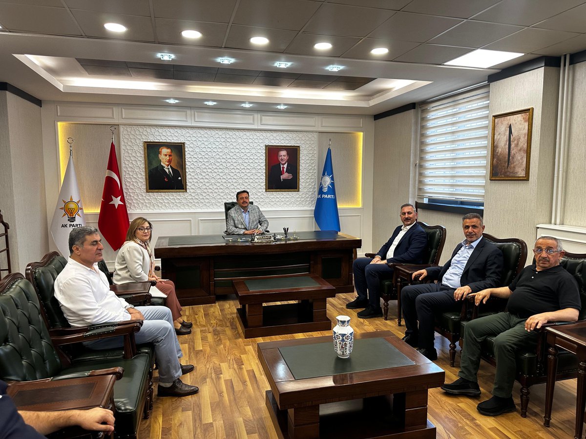 AKPartiG_Antep's tweet photo. Grup Başkan Vekilimiz Sayın Abdulhamit Gül, Gaziantep Büyükşehir Belediye Başkanımız Sayın Fatma Şahin ve Milletvekilimiz Sayın İrfan Çelikaslan, İl Başkanımız Sayın Fatih Muhaddis Fedaioğlu’na hayırlı olsun ziyaretinde bulundu. 

Nazik ziyaretleri ve hayırlı olsun temennileri adına kendilerine teşekkürlerimizi sunuyoruz. 
AK davamız ve Gazi şehrimiz için omuz omuza, gönül birliğiyle çalışmaya devam edeceğiz. 

@RTErdogan 
@erkankandemir 
@abdulhamitgul 
@fmfedaioglu 
@FatmaSahin 
@irfancelikaslan 
@ahmetyazici08 
@Akparti