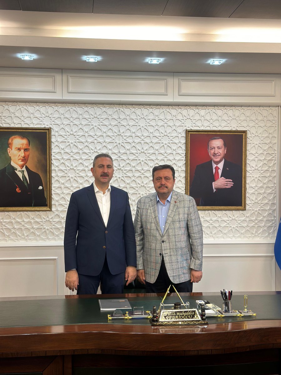 AKPartiG_Antep's tweet photo. Grup Başkan Vekilimiz Sayın Abdulhamit Gül, Gaziantep Büyükşehir Belediye Başkanımız Sayın Fatma Şahin ve Milletvekilimiz Sayın İrfan Çelikaslan, İl Başkanımız Sayın Fatih Muhaddis Fedaioğlu’na hayırlı olsun ziyaretinde bulundu. 

Nazik ziyaretleri ve hayırlı olsun temennileri adına kendilerine teşekkürlerimizi sunuyoruz. 
AK davamız ve Gazi şehrimiz için omuz omuza, gönül birliğiyle çalışmaya devam edeceğiz. 

@RTErdogan 
@erkankandemir 
@abdulhamitgul 
@fmfedaioglu 
@FatmaSahin 
@irfancelikaslan 
@ahmetyazici08 
@Akparti