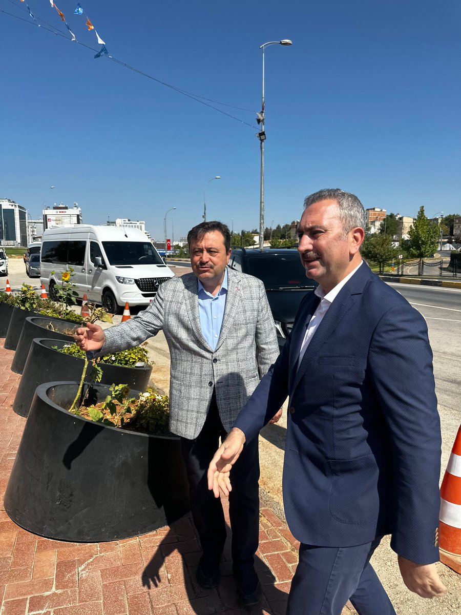 AKPartiG_Antep's tweet photo. Grup Başkan Vekilimiz Sayın Abdulhamit Gül, Gaziantep Büyükşehir Belediye Başkanımız Sayın Fatma Şahin ve Milletvekilimiz Sayın İrfan Çelikaslan, İl Başkanımız Sayın Fatih Muhaddis Fedaioğlu’na hayırlı olsun ziyaretinde bulundu. 

Nazik ziyaretleri ve hayırlı olsun temennileri adına kendilerine teşekkürlerimizi sunuyoruz. 
AK davamız ve Gazi şehrimiz için omuz omuza, gönül birliğiyle çalışmaya devam edeceğiz. 

@RTErdogan 
@erkankandemir 
@abdulhamitgul 
@fmfedaioglu 
@FatmaSahin 
@irfancelikaslan 
@ahmetyazici08 
@Akparti