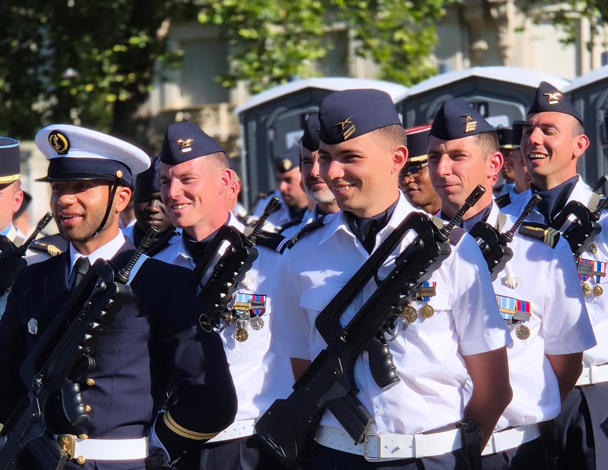 DIRISI_FR's tweet image. 🥁 C'est le grand jour pour la #DIRISI ! 

🔵 Tout le monde est en place. La fierté est palpable sur tous les visages des défilants. Plus que quelques minutes à patienter. Ils sont prêts.

Bon défilé du 14 Juillet à tous ! 

#FiersDeNosSoldats #UnirNosForces #14Juillet