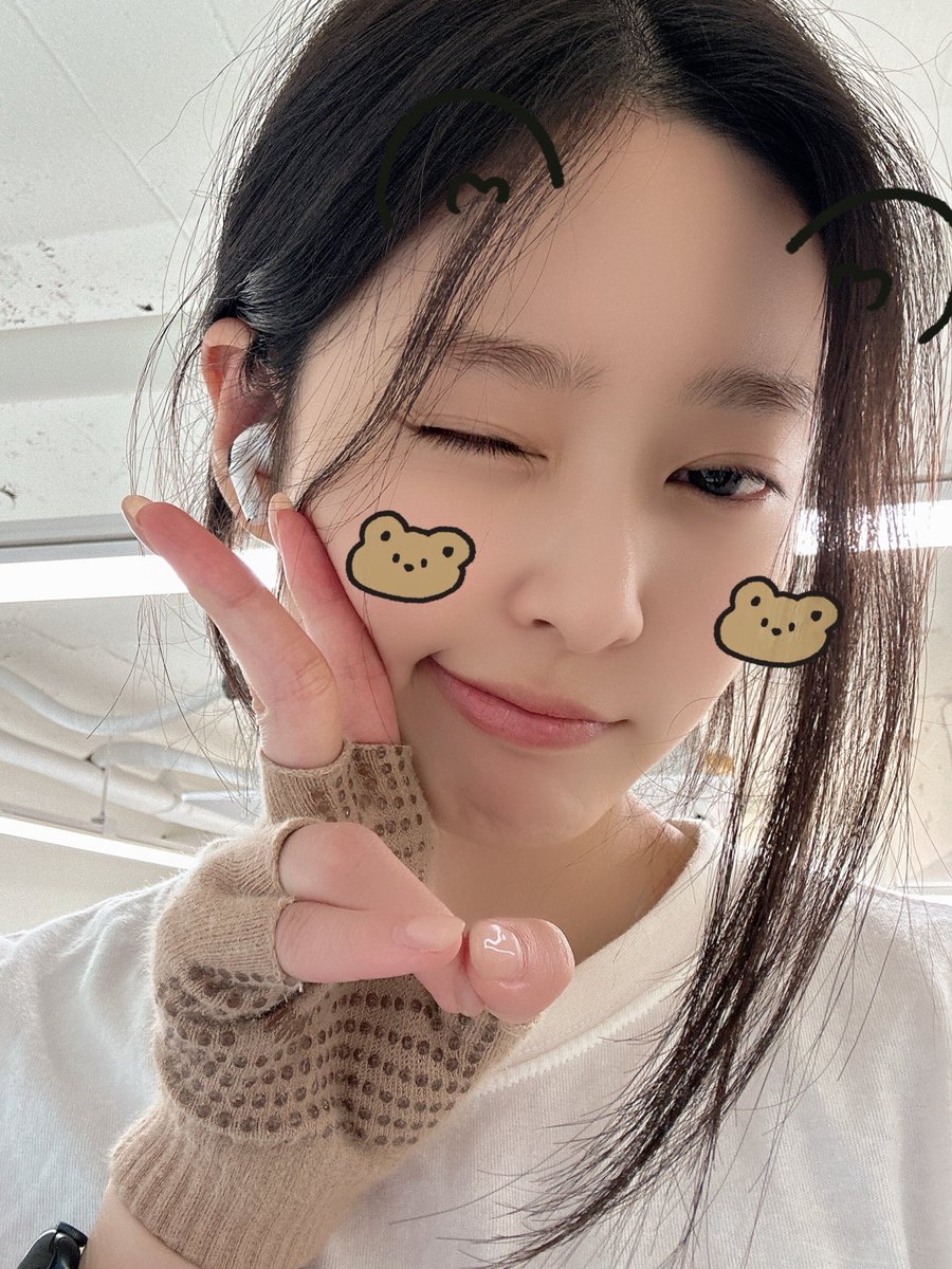 [240714] 🦊🫧 4:20 PM

[📸]
: y/n.. its hot even without moving..
: its hot while staying still too..🙀