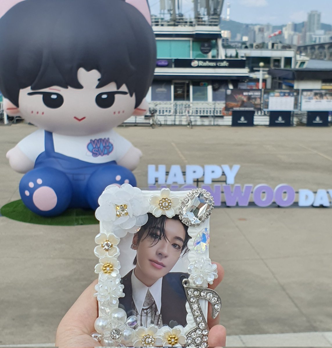 coupsgoing's tweet photo. 겁나 뜨거운 한강 위에 고양이가 있습니다🐈⬛
겁나 더워💦💦💦
캐랜 때 어쩌지..😂
#원우야생일축하해 #세븐틴 #전원우고양이 #WONWOOBAR https://t.co/u1p3DWmtDg
