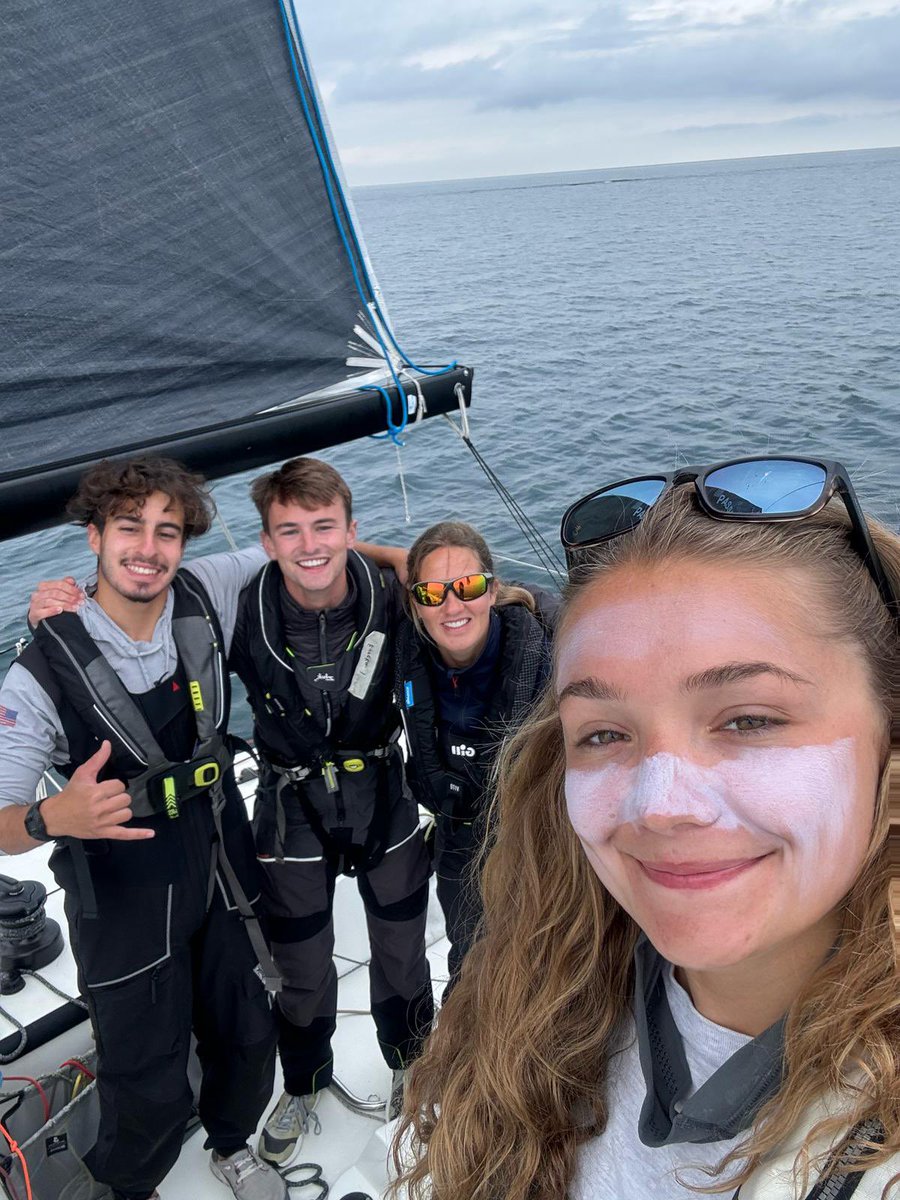 tourvoile's tweet photo. 📸 Selfies sur l’eau
En attendant le vent, on récupère les plus beaux selfies des équipages ! Petite poussière dans l’œil pour ce dernier jour 🥲
#TourVoile https://t.co/r7U2h0XCLz