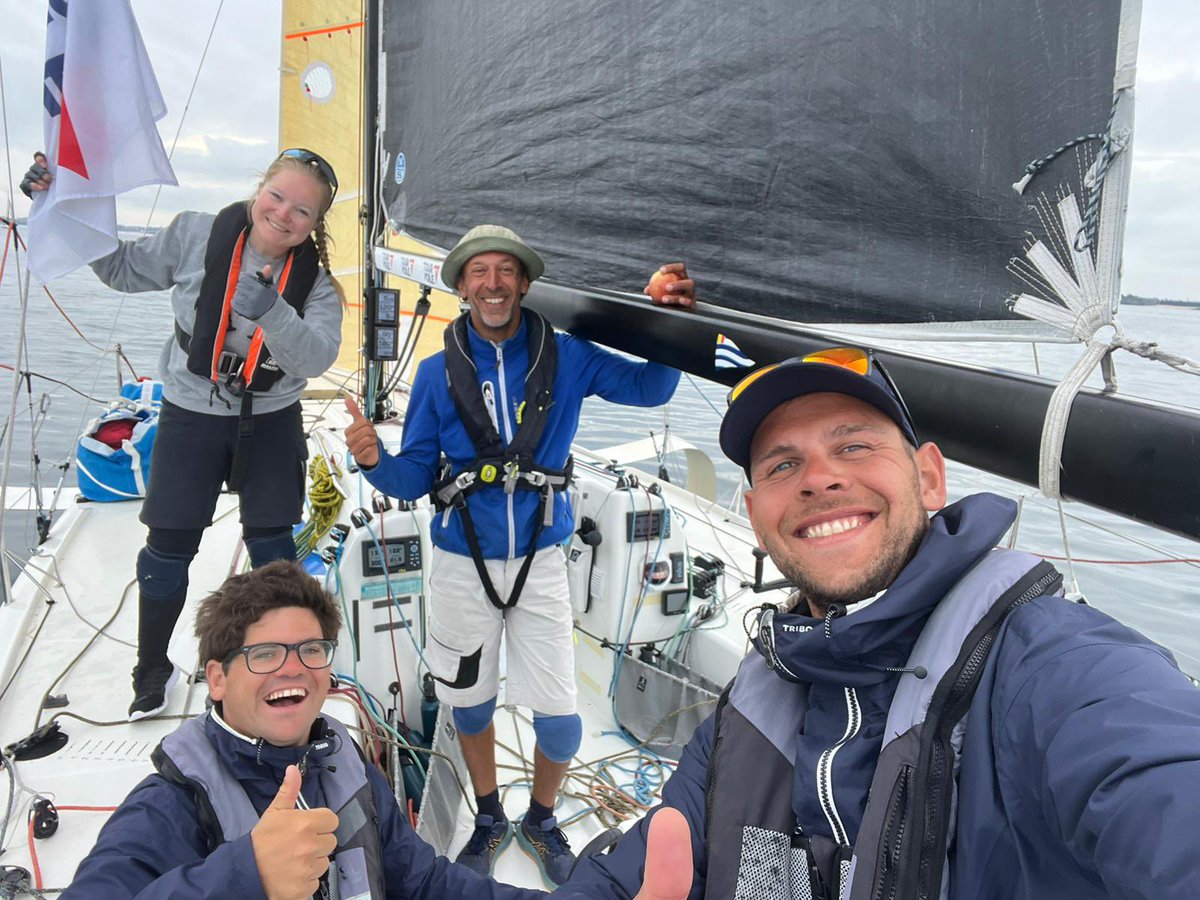 tourvoile's tweet photo. 📸 Selfies sur l’eau
En attendant le vent, on récupère les plus beaux selfies des équipages ! Petite poussière dans l’œil pour ce dernier jour 🥲
#TourVoile https://t.co/r7U2h0XCLz