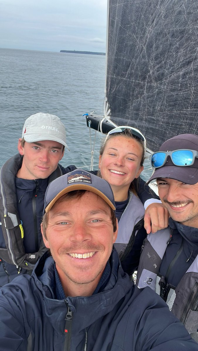 📸 Selfies sur l’eau 

En attendant le vent, on récupère les plus beaux selfies des équipages ! Petite poussière dans l’œil pour ce dernier jour 🥲

#TourVoile