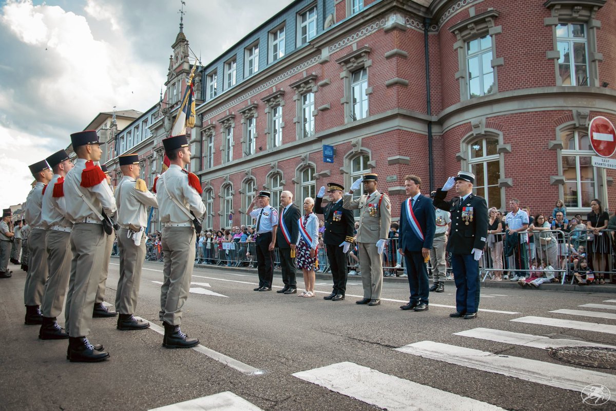 CDC_152eRI's tweet photo. Hier, à Colmar a eu lieu le défilé pour célébrer le 14 juillet, nos Diables rouges, pompiers, gendarmes et policiers ont paradé sous les applaudissements nourris du public sur l’avenue de la République. https://t.co/F2vTbvbgDd