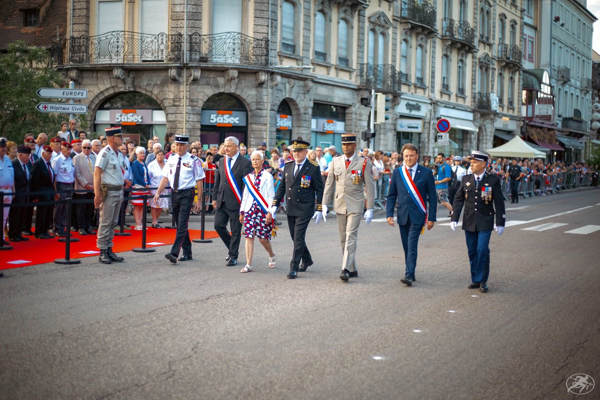CDC_152eRI's tweet photo. Hier, à Colmar a eu lieu le défilé pour célébrer le 14 juillet, nos Diables rouges, pompiers, gendarmes et policiers ont paradé sous les applaudissements nourris du public sur l’avenue de la République. https://t.co/F2vTbvbgDd