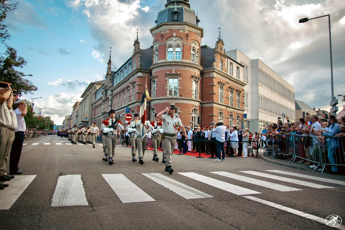 CDC_152eRI's tweet photo. Hier, à Colmar a eu lieu le défilé pour célébrer le 14 juillet, nos Diables rouges, pompiers, gendarmes et policiers ont paradé sous les applaudissements nourris du public sur l’avenue de la République. https://t.co/F2vTbvbgDd