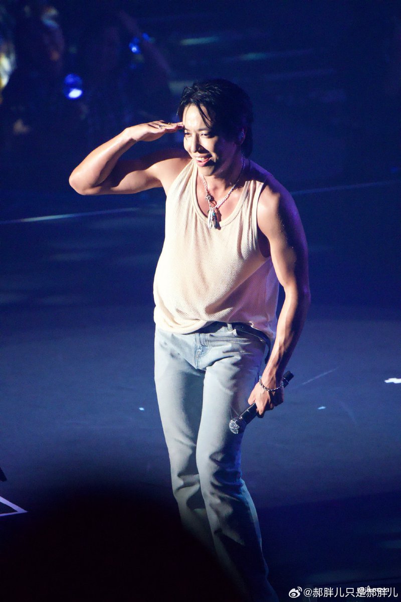 jianjian789's tweet photo. 우왕 고무대장 넘 멋짐요
#정용화 cr.logo https://t.co/4gFBLrQ3vC