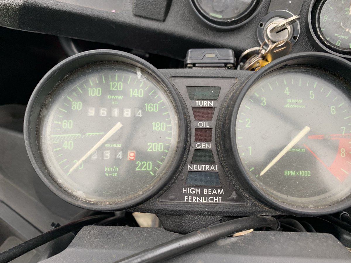 xTq7guTWQqEsbIZ's tweet photo. 午後から晴れてきたので、オイル交換。
前回から約2000Km。安いオイルだから早めに交換。#R100RT https://t.co/aiQ3irOse6