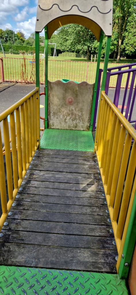 jsephto's tweet photo. Come on @KnebworthLisa can the park have a clean please theres younguns crawling around this  @KnebParkCC https://t.co/0N49Za5kPN