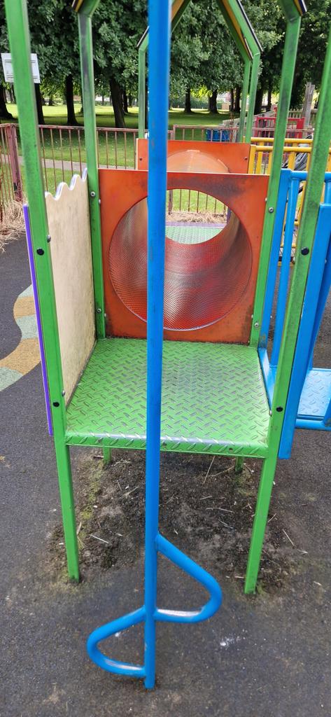 jsephto's tweet photo. Come on @KnebworthLisa can the park have a clean please theres younguns crawling around this  @KnebParkCC https://t.co/0N49Za5kPN