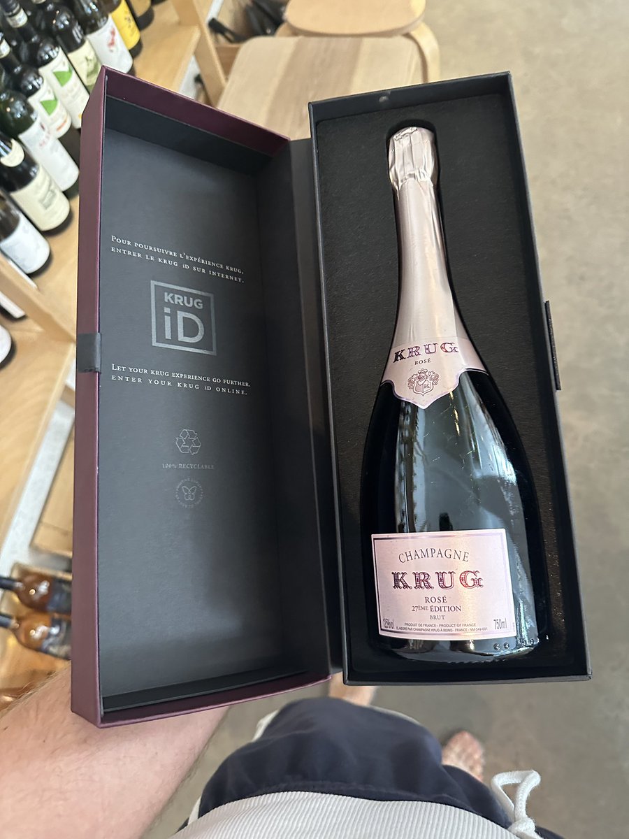 Torva's tweet image. פיד יין שתדעו שנתתי אתמול לבחורה בבוסר חולצה של בוסר במתנה אז בן זוג שלה, שהוא במקרה גם היבואן של קרוג, שלח לי שמפניה ב-2000₪ הבוקר. פרופורציונלי סך הכל.