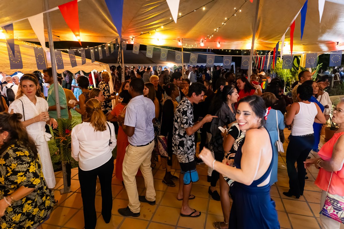 jeangene_vilmer's tweet photo. 🇫🇷#BastilleDay Around 700 people gathered at the Residence of France in Port-Vila, Vanuatu, for an inclusive celebration that brought together the French community in all its diversity, the Vanuatu authorities, the diplomatic corps, our local partners and many others. https://t.co/LDtNRbOARi