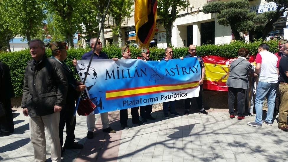 PlataformaMill1's tweet photo. El teniente coronel #Recena te arrastraba, al igual que lo hacía aquel que fundó esta centenaria Legión. Cuando pasó a la reserva, declinó del merecido descanso después de su trayectoria, y..."sin contar los días, ni los meses, ni los años, continuó sin quejarse de la fatiga". https://t.co/XCXDuYa57A