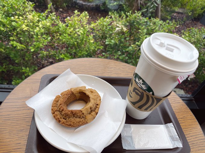 いただいていましたスタバチケットで、 ひと休みです✨️ カップの中身はカモミールティー☺️  実は先月から腸活のためにコーヒーを飲んでいません。 誰かと一緒の時や、美味しそうなお店ではこれからも楽しむと思うのですが、  普段は紅茶やハーブティーにしています。<a href="/tag/wam"class="tags"><span>#wam</span></a><a href="/tag/wetandmessy"class="tags"><span>#wetandmessy</span></a>