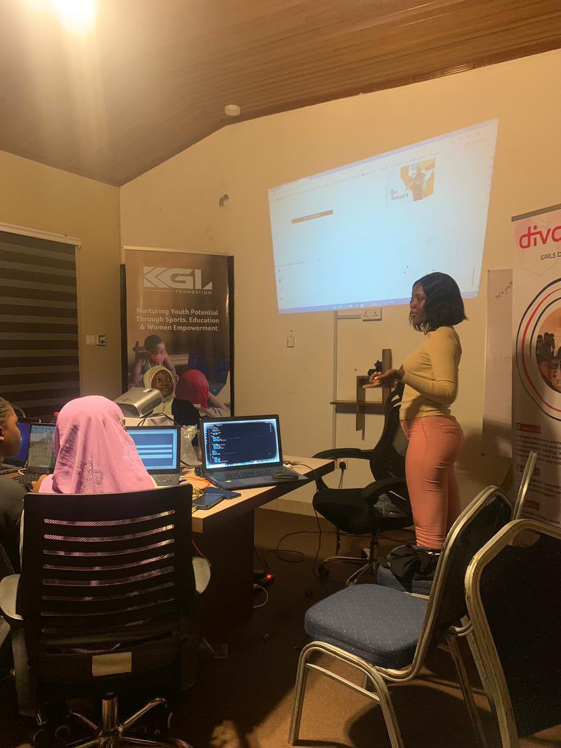 Divaloper1's tweet photo. full stack development class on going ❤️🔥.
#WomenEmpowerment
#womenintech
#divaloper
#TellADiva
#techdivas
#empowerment
#girlcode https://t.co/Q8v7zsFITd