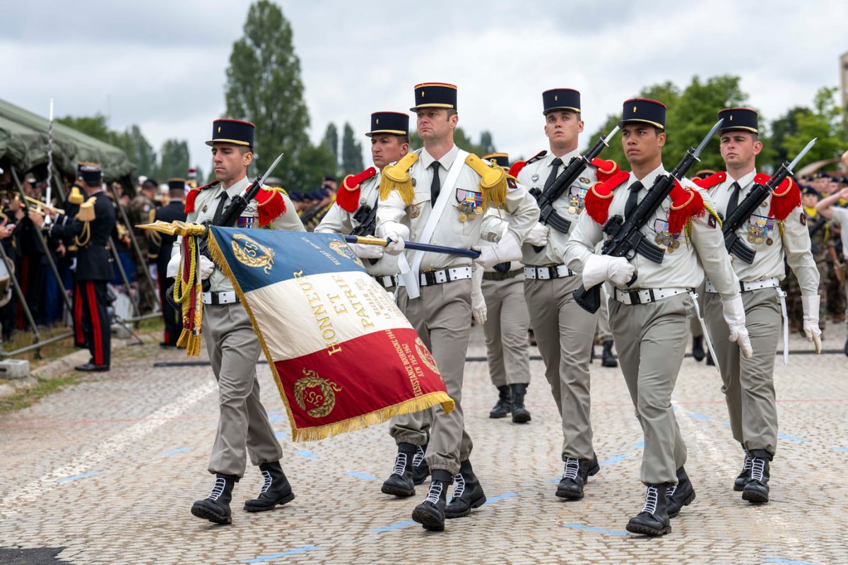 Ce qui unit les formations de l’<a href="/armeedeterre/">Armée de Terre</a> est plus grand que ce qui les divise.
Les drapeaux et étendards des régiments en sont le symbole.
La devise de notre pays le clame : Liberté – Égalité – Fraternité.
#14Juillet 
#FiersDeNosSoldats