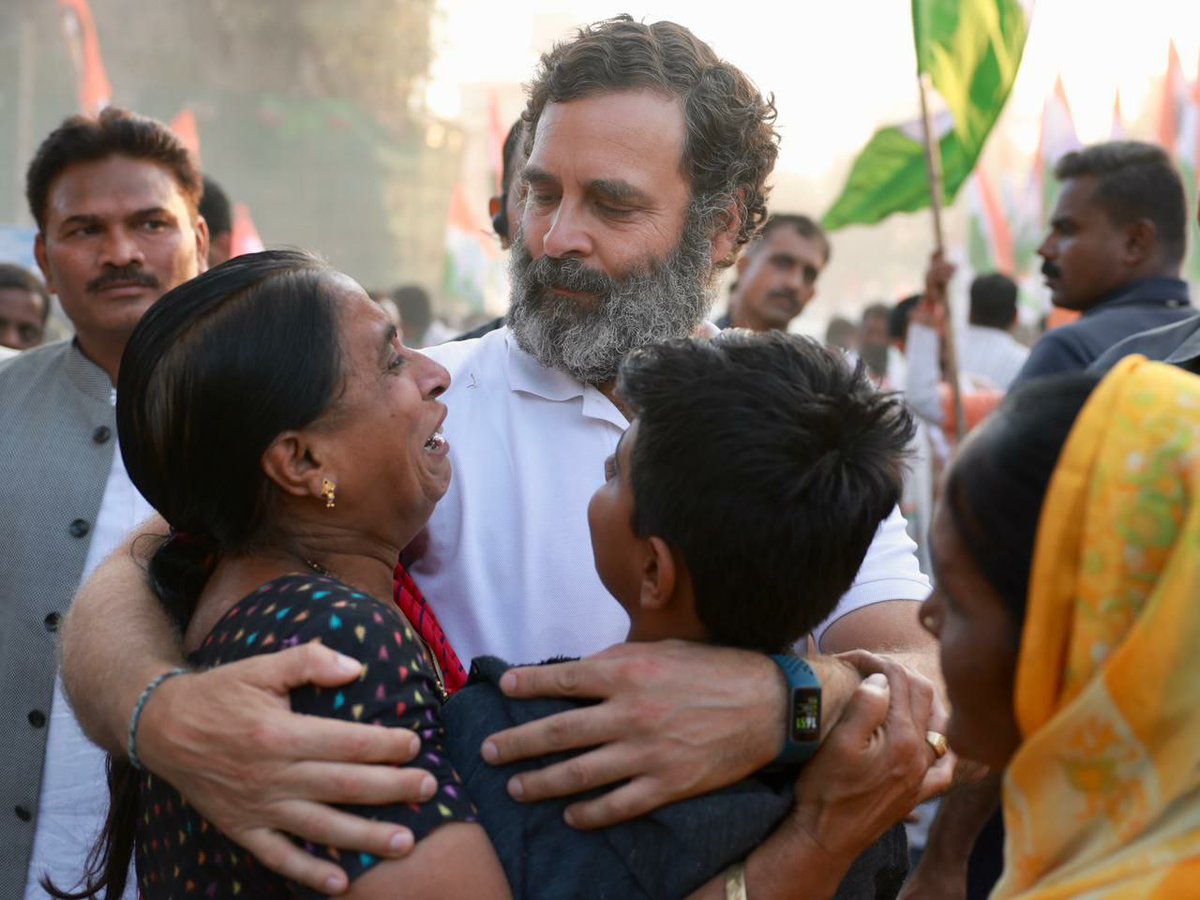 Anuradha_Patel9's tweet photo. @JaikyYadav16 अंबानी की शादी में हर नेता और अभिनेता सुर्खियां बटोर रहे हैं 

इस बीच राहुल गांधी लोकल स्टोर में अकेले पिज्जा खा रहे हैं

ये आदमी अलग बना है 🔥🔥

 #AnantRadhika #RahulGandhi #AmbaniFamilyWedding https://t.co/tjwfs2zoLe