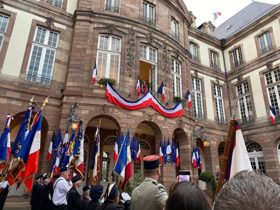 PJakubowicz's tweet image. Belle fête nationale à toutes et à tous ! 🇫🇷

En ce 14 Juillet, célébrons notre beau pays, la #France, et ce bien si précieux que nous avons en commun, la #République. 

Infinie reconnaissance à nos #soldats, #gendarmes, #policiers, #pompiers, forces de secours et de protection à