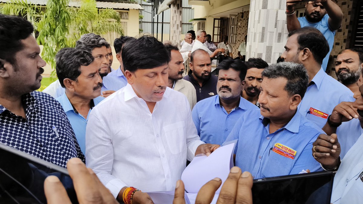 MpKolar2951's tweet photo. @MpKolar2951ಇಂದು ನಮ್ಮ ಗೃಹ ಕಛೇರಿಗೆ ಕೆ.ಜಿಎಫ್ ನ  BEML ಕಾರ್ಯನಿರ್ವಹಿಸುತ್ತಿರುವ  ಹೊರಗುತ್ತಿಗೆ ನೌಕರರು ನನ್ನನ್ನು ಭೇಟಿ ಮಾಡಿ ಹೊರಗುತ್ತಿಗೆ ನವಕರರಿಗೆ ಖಾಯಮಾತಿ ಹಾಗು ವೇತನ ಪರಿಷ್ಕರಣೆ ಸೇರಿದಂತೆ ವಿವಿಧ ಸಮಸ್ಯೆಗಳ ಬಗ್ಗೆ ನೌಕರರು ಮನವಿ ಮಾಡಿದರು..  ನೌಕರರ ಸಮಸ್ಯೆಗಳನ್ನು ಆಲಿಸಿ ಸಂಸತ್ ಅಧಿವೇಶನದಲ್ಲಿ ಇದರ ಬಗ್ಗೆ ಪ್ರಸ್ತಾಪ https://t.co/czbXmt4cq4