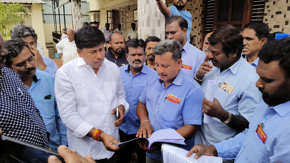 MpKolar2951's tweet photo. @MpKolar2951ಇಂದು ನಮ್ಮ ಗೃಹ ಕಛೇರಿಗೆ ಕೆ.ಜಿಎಫ್ ನ  BEML ಕಾರ್ಯನಿರ್ವಹಿಸುತ್ತಿರುವ  ಹೊರಗುತ್ತಿಗೆ ನೌಕರರು ನನ್ನನ್ನು ಭೇಟಿ ಮಾಡಿ ಹೊರಗುತ್ತಿಗೆ ನವಕರರಿಗೆ ಖಾಯಮಾತಿ ಹಾಗು ವೇತನ ಪರಿಷ್ಕರಣೆ ಸೇರಿದಂತೆ ವಿವಿಧ ಸಮಸ್ಯೆಗಳ ಬಗ್ಗೆ ನೌಕರರು ಮನವಿ ಮಾಡಿದರು..  ನೌಕರರ ಸಮಸ್ಯೆಗಳನ್ನು ಆಲಿಸಿ ಸಂಸತ್ ಅಧಿವೇಶನದಲ್ಲಿ ಇದರ ಬಗ್ಗೆ ಪ್ರಸ್ತಾಪ https://t.co/czbXmt4cq4