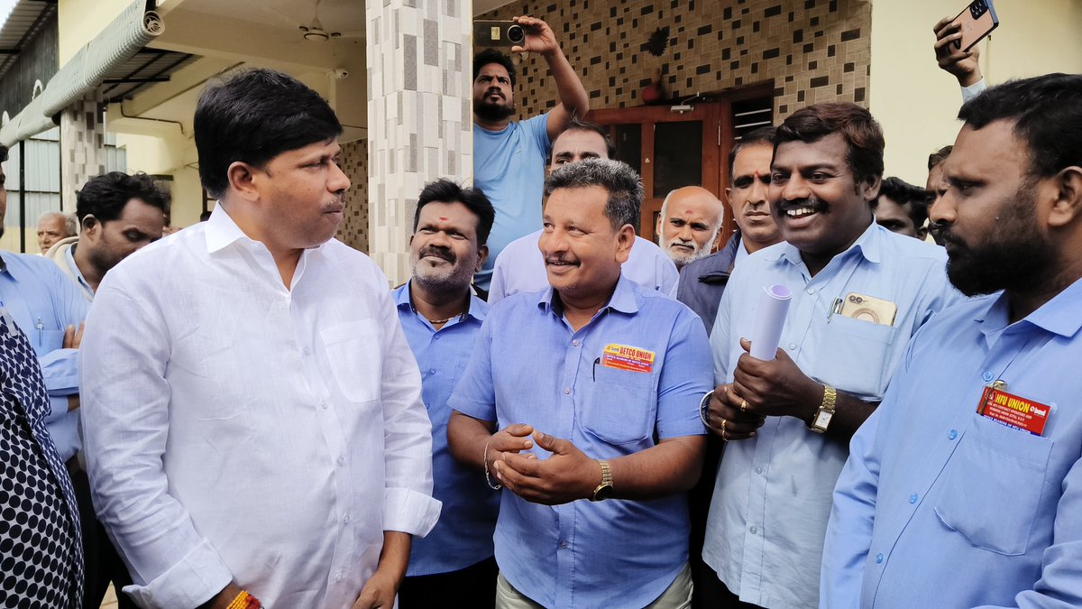 MpKolar2951's tweet photo. @MpKolar2951ಇಂದು ನಮ್ಮ ಗೃಹ ಕಛೇರಿಗೆ ಕೆ.ಜಿಎಫ್ ನ  BEML ಕಾರ್ಯನಿರ್ವಹಿಸುತ್ತಿರುವ  ಹೊರಗುತ್ತಿಗೆ ನೌಕರರು ನನ್ನನ್ನು ಭೇಟಿ ಮಾಡಿ ಹೊರಗುತ್ತಿಗೆ ನವಕರರಿಗೆ ಖಾಯಮಾತಿ ಹಾಗು ವೇತನ ಪರಿಷ್ಕರಣೆ ಸೇರಿದಂತೆ ವಿವಿಧ ಸಮಸ್ಯೆಗಳ ಬಗ್ಗೆ ನೌಕರರು ಮನವಿ ಮಾಡಿದರು..  ನೌಕರರ ಸಮಸ್ಯೆಗಳನ್ನು ಆಲಿಸಿ ಸಂಸತ್ ಅಧಿವೇಶನದಲ್ಲಿ ಇದರ ಬಗ್ಗೆ ಪ್ರಸ್ತಾಪ https://t.co/czbXmt4cq4
