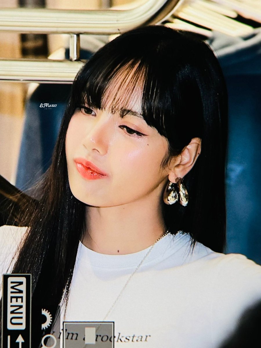 imyoursjennie's tweet photo. lisa why so pogi 😫 https://t.co/YEwmoJFPid