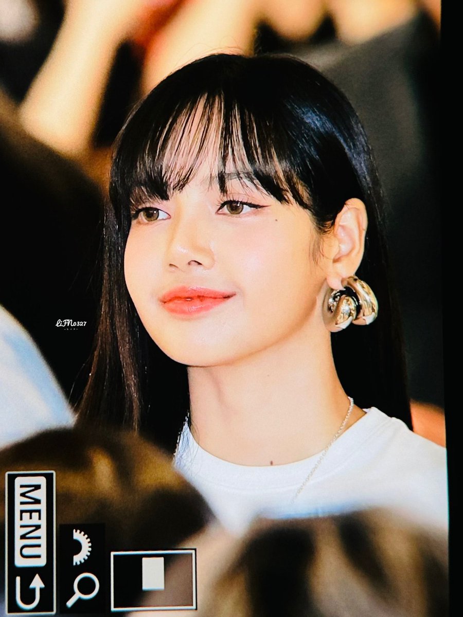 imyoursjennie's tweet photo. lisa why so pogi 😫 https://t.co/YEwmoJFPid