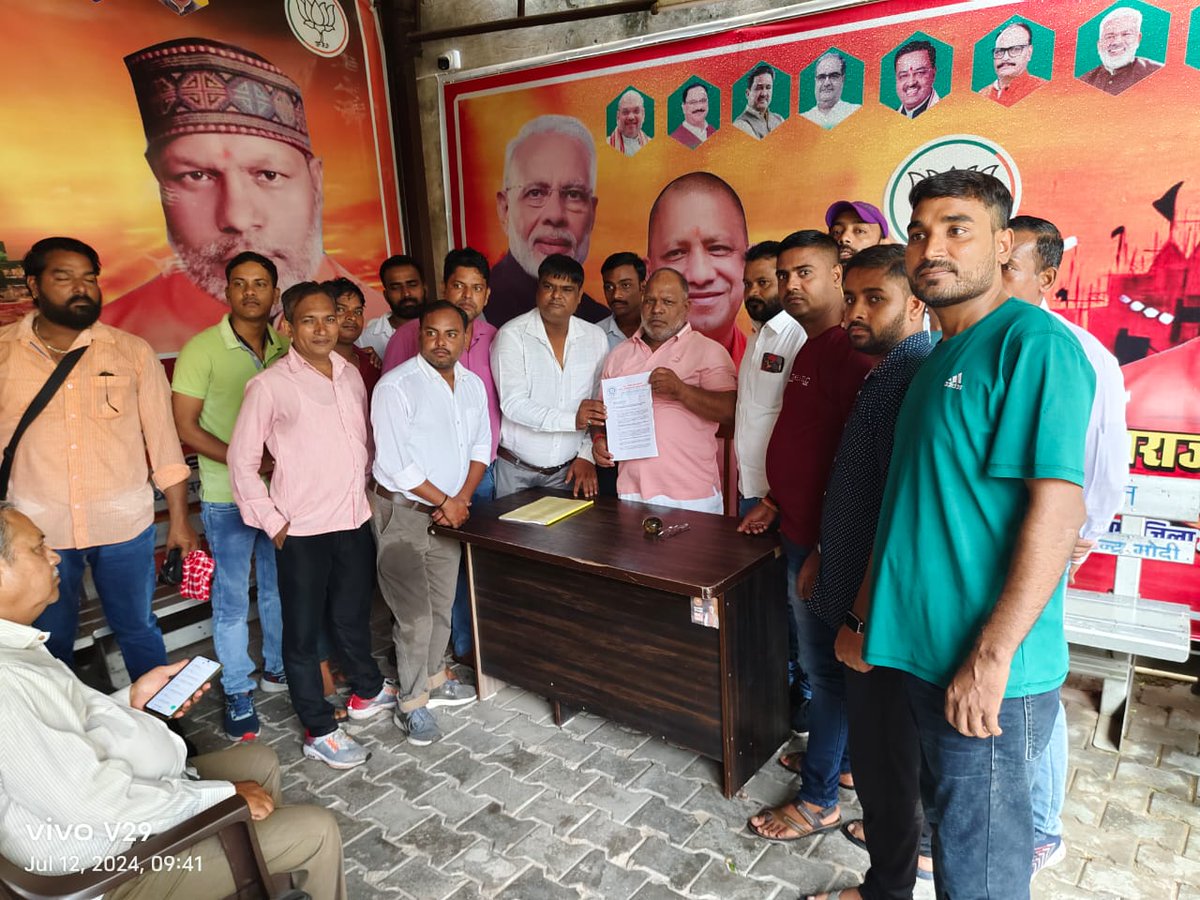 santoshmlko's tweet photo. जिला अध्यक्ष बनारस mlc माननीय हंसराज विश्वकर्म जी ने उठाई रेल अप्रेंटिस की आवाज लिखा पत्र @AshwiniVaishnaw जी को और  दिलाया विश्वाश आपके सघर्ष के साथी बनेंगे और हर संभव मदद करेगे और बोल प्रधानमंत्री जी का सपना है कुशल कारीगरों का सम्मान और अधिकार है https://t.co/1GNYqW8lHF