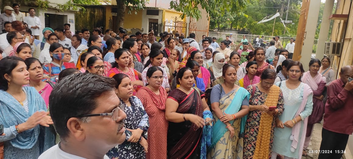 हम ऑनलाइन उपस्थिति के विरोध में नहीं है,15 हाफ डे लीव,31EL,राज्य कर्मचारी का दर्जा,कैशलैस चिकित्सा बीमा बिना प्रीमियम जैसी मूलभूत मांगें हैं,इन्हें पूरा करिए हम ऑनलाइन हाजिरी को तैयार हैं👍
#NoInfraNoAttendance
#standwithupbasicteachers
#मांगो_के_सम्मान_में
#शिक्षक_है_मैदान_में