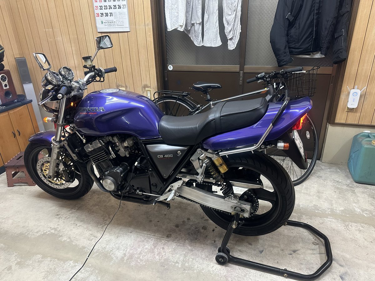 urizo12's tweet image. 最近乗れてないから　エンジンぐらいかけておかないとって思いかけたけど

相変わらずクセ〜🤣🤣

#CB400SF
#キャブ車