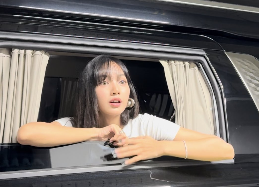 BP_CLIDE's tweet photo. ㅜㅜㅜㅜ 눈물만 나 나는 춤잘추는래퍼를 사랑한건데 알고보니 얼굴도 예쁘고 성격도 귀엽고 착하고 팬들을 너무너무너무너무 사랑하는 아이돌이라ㅜㅜㅜㅜㅜ 리사 팬하길 잘했어

LISA ROCKSTAR SEOUL
#Rockstar_PopUpStoreSeoul
#LISAxROCKSTAR #LISA https://t.co/a9SRRRAgkA