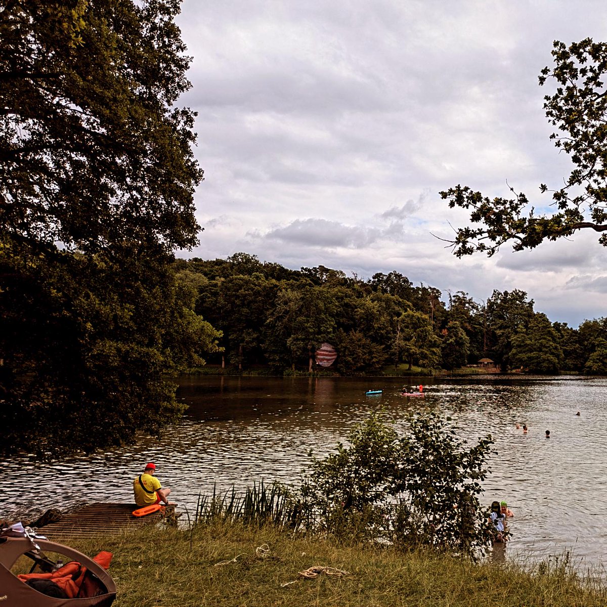 AlisonDayani's tweet photo. Highlights from dreamy @AlsoFestival of wellbeing, comedy &amp; music in #Warwickshire. @sarapascoe to @amateuradam where people wear flowers in hair &amp; chilled out from yoga, cheese/ wine tasting &amp; #wildswimming in stunning lake only open once a year. A festival to add to #bucketlist https://t.co/XHrGE7ADPv