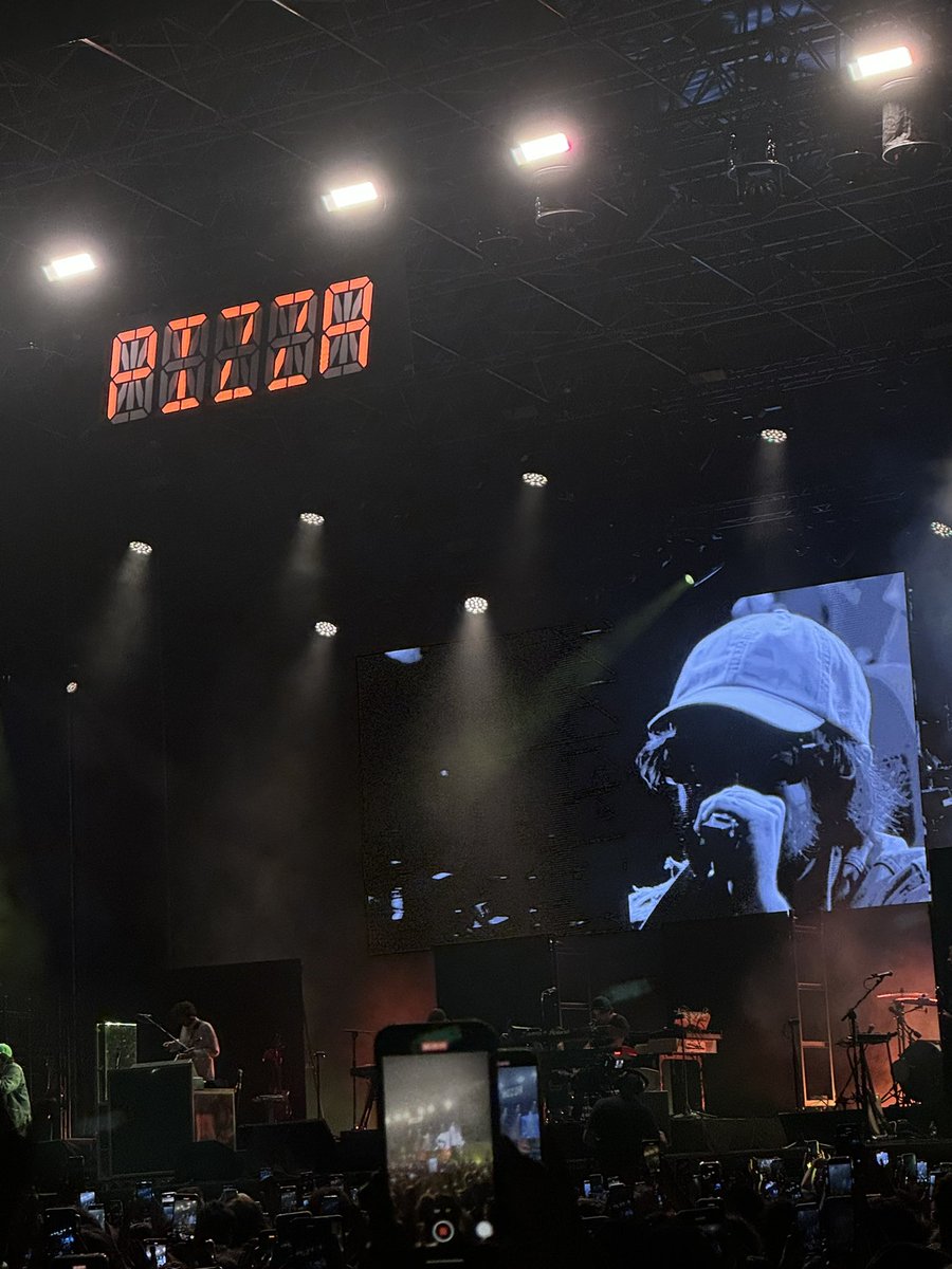 marta_burn's tweet photo. Perché scegliere fra i Coldplay a Roma e Taylor Swift a Milano quando puoi avere Calcutta a Villafranca di Verona? L’indie non è morto. https://t.co/wr6aEunHb2