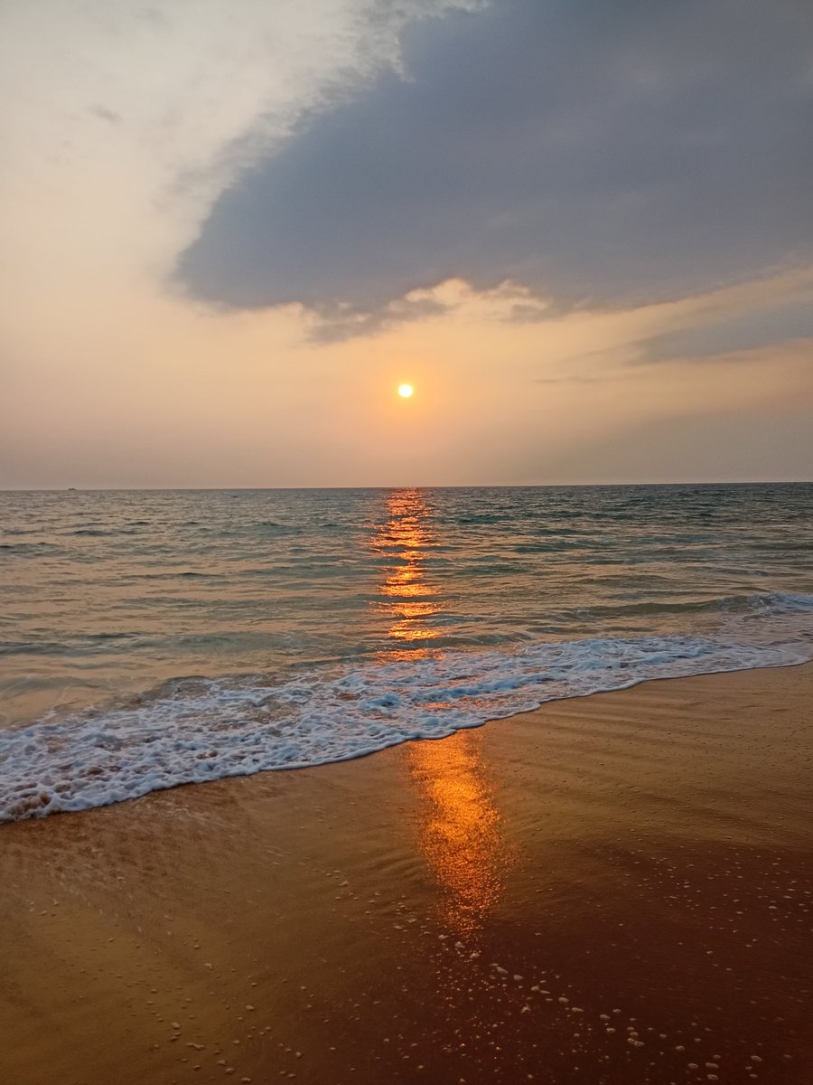 Mickspexy's tweet photo. Kerela is having the best sunset view i guess https://t.co/g5w0gd49Yo