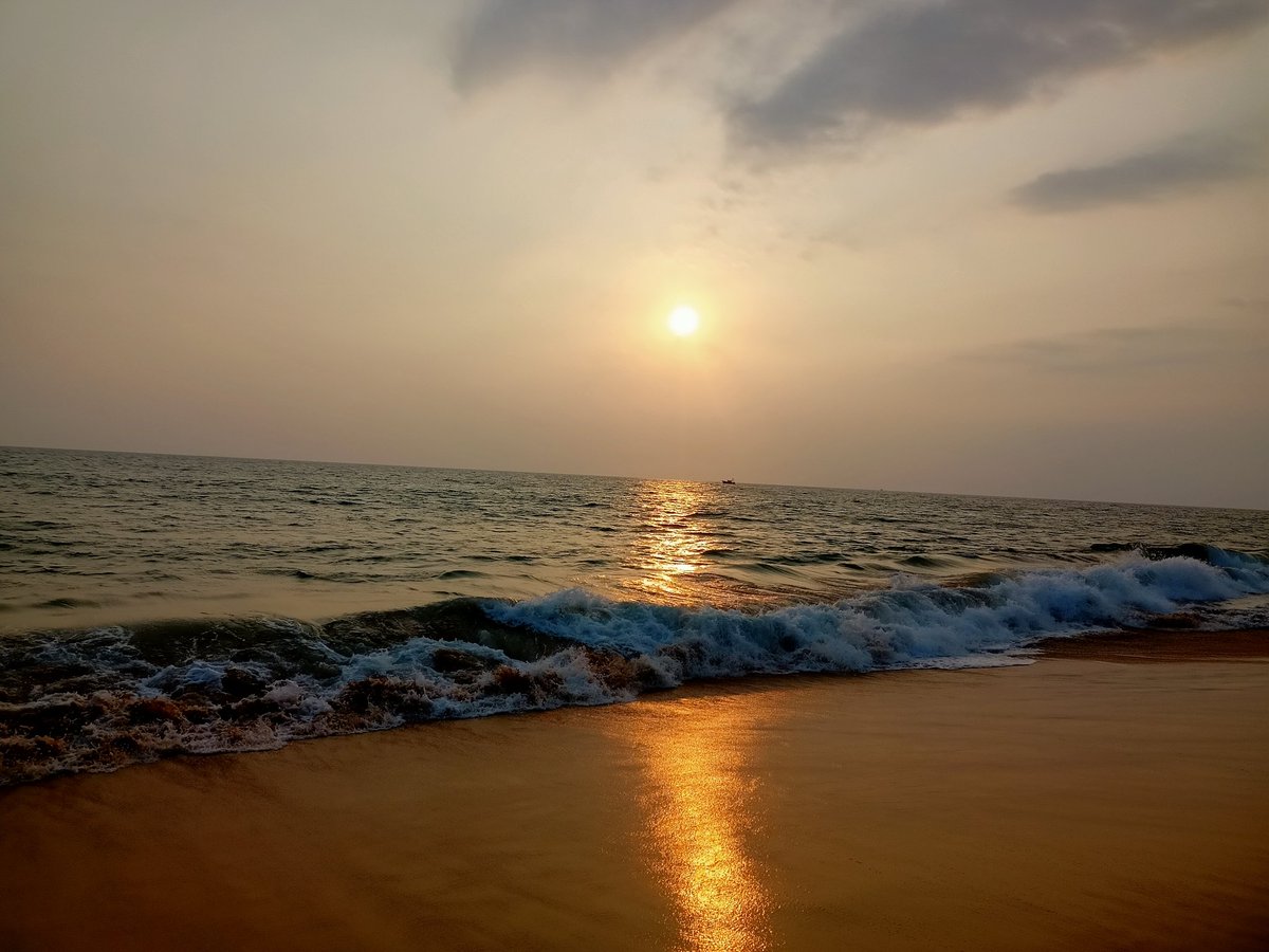 Mickspexy's tweet photo. Kerela is having the best sunset view i guess https://t.co/g5w0gd49Yo